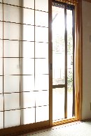 AFTER：和室の窓は、断熱性を高めるために、内付けサッシ「インプラス」を採用。
