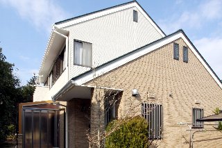 外壁は、断熱性に優れた金属サイディング「はる一番」を上貼り、屋根は、金属製屋根「エバールーフ」を採用。カントリー調の２トンカラーですっきりと仕上げています。