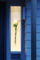 AFTER：玄関ドアの横に小さなショーウインドウ。夜は灯りが花などをやさしく照らす。