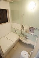 AFTER：タイル貼りの在来の浴室は保温性のあるシステムバスで快適に。