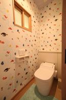 AFTER：アニメキャラクターの壁紙を貼ったトイレ。子どもたちのお気に入り空間に。