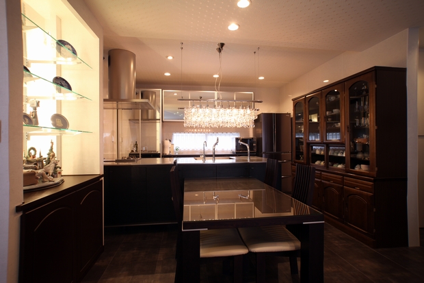 シャンデリアがまぶしいスタイリッシュなキッチンのＹ邸。ゴージャスでデザイン性の高い対面式フルオープンキッチンを採用し、それに合わせて周辺をプランニング